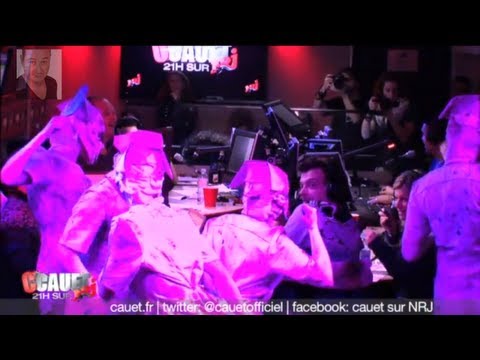 Des dizaines de zombies envahissent le studio et capturent Justin ! - C'Cauet sur NRJ