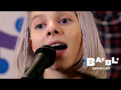 Baeble和Aurora談話，我們的新困擾。 (Baeble Talks to Aurora, our new obsession.)