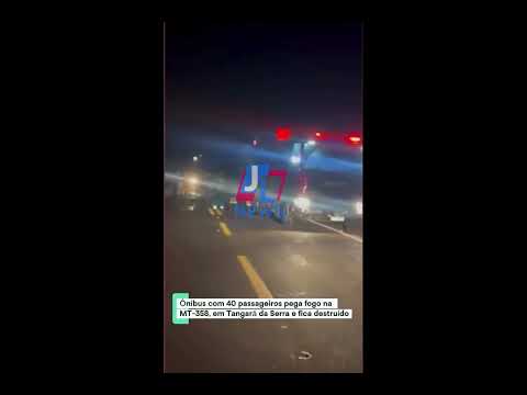 Veja o vídeo; Ônibus com 40 passageiros pega fogo na MT-358, em Tangará da Serra e fica destruído