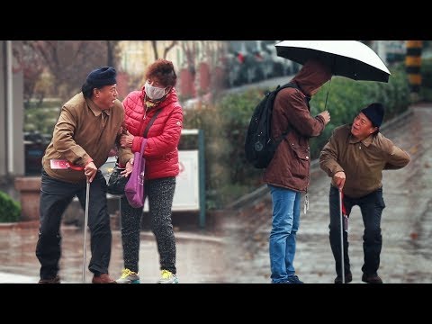 當生病老人雨天跪在路邊，有小伙連忙擺手表示“不扶”！
