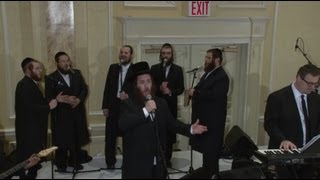 חזן אושי בלומנברג ומקהלת ידידים שרים את "ממקומכו קרליבך" הפקה של אהרון טייטלבאום
