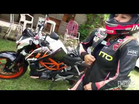 Gostosa andando de moto