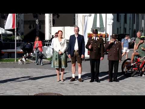 Frontabschreitung am Seefelder Dorfplatz mit Musikkapelle Seefeld Feuerwehr und Formationen