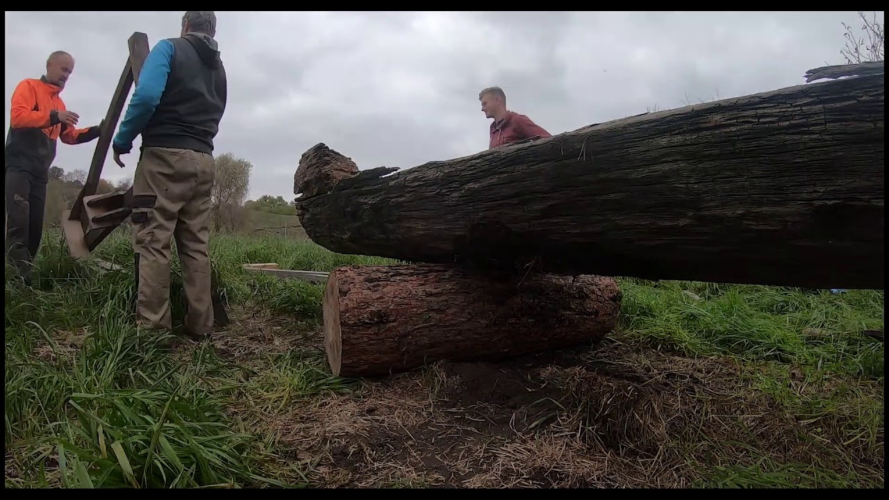 Підйом довбанки з Березного на колоди
