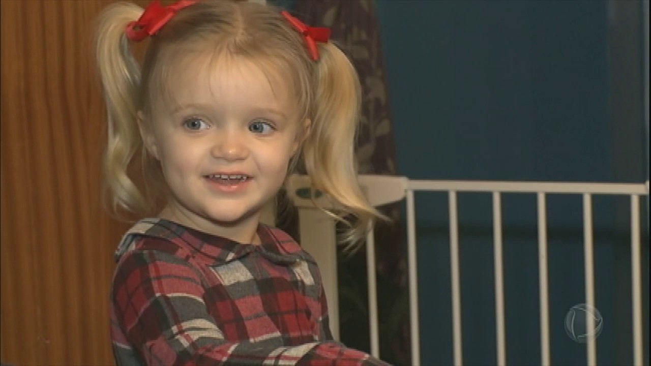 Menina de três anos consegue salvar a vida da mãe ao ligar para o resgate