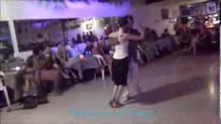 LUCILA BARDACH y MARCELO LAVERGATA Bailando el Tango OIGO TU VOZ en la Milonga CHE PAPUSA