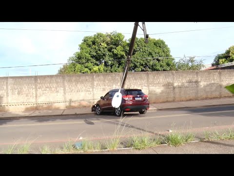 Veículo bate em poste e condutor é levado para o hospital