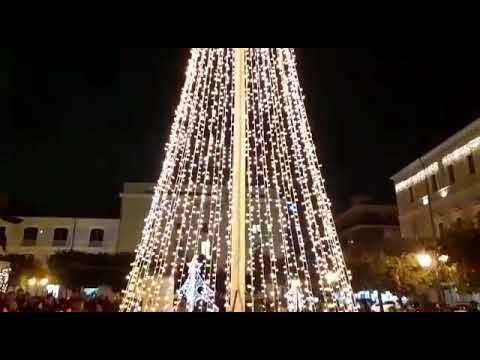 Entusiasmo tra i bambini per l’accensione dell’albero di Natale in piazza