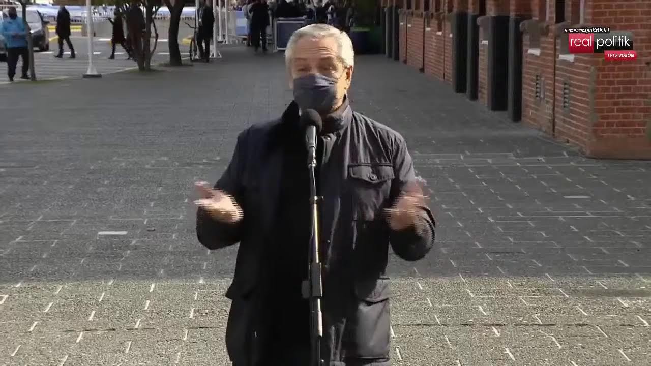 Alberto Fernández emitió su voto en la UCA: "Votemos en paz y en orden"