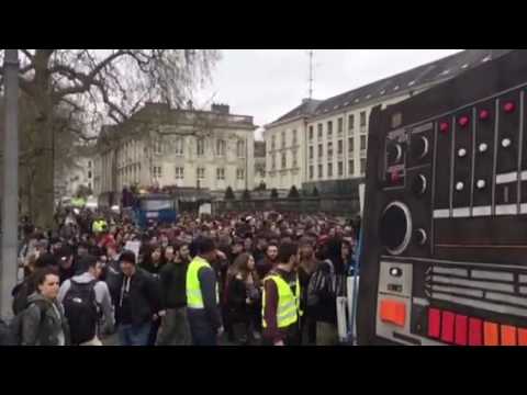Rave, manif à Nantes