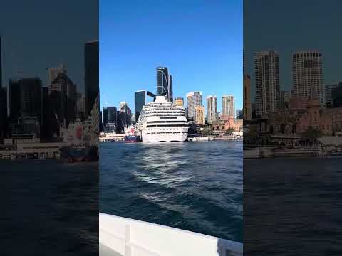 Harbour bridge & opera house in Sydney Australia