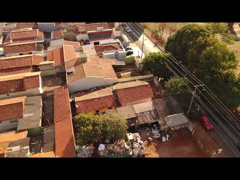 Terreno com casa antiga para reforma ou demolição em rua principal do Jd Novo II