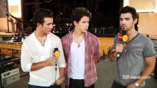 Jonas Brothers Q&amp;A Backstage - Fall Tour