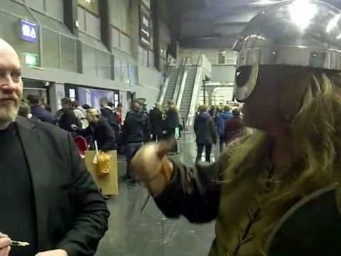 Vi gjorde en liten filmpolitisk kampanj på SciFi-mässan i Göteborg. Här pratar Heidnar med en journalist om behovet av en genre-breddning inom svensk film. Hjälpte det? Inte tusan......