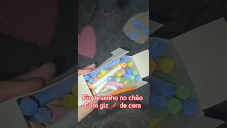 Fiz desenho no chão com giz de cera