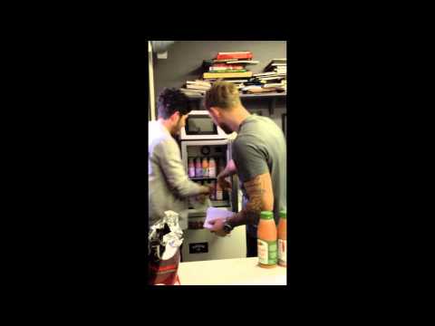 Salong Betong - Lottar ut vinnaren i våran sko tävling.mov