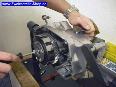 Adjusting the clutch on a Simson S51 engine