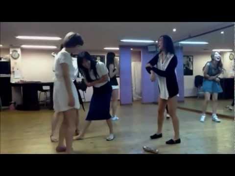110904 JAEKYUNG LOSES A SHOE DURING REHEARSAL!!!!!!!!!!!!!!!!!! (RAINBOW 레인보우 レインボ)