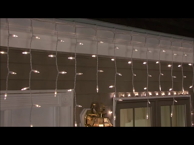 Vídeo relacionado con Taza termocromática de 325 ml con diseño de luces de Navidad, reutilizable para café y té con leche, Protector superficial incluido, elimina burbujas al quitarlo