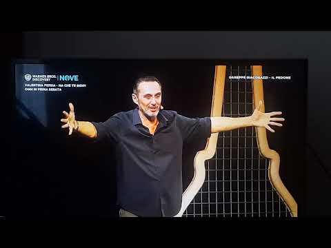 Giacobazzi in campeggio pranza con un vecio Alpino. Aneddoti del servizio militare. Il pedone, 2025.