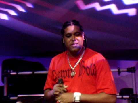 Valtinho Jota mostrando suas músicas em show no Santa Aldeia!