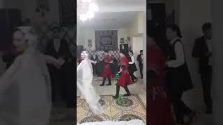 Невеста зажигает на свадьбе