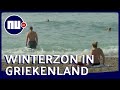 Grieken trekken massaal naar het strand vanwege abnormale warmte | NU.nl