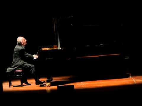 Maurizio Pollini plays Beethoven: 