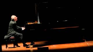 Maurizio Pollini plays Beethoven: 