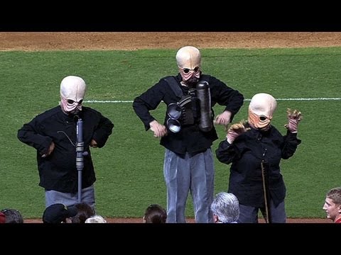 Star Wars Cantina Band does the Chicken Dance