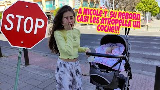 A Nicole y su reborn casi les atropella un coche