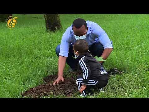 ጠቅላይ ሚኒስትር ዐቢይ አሕመድ እና ቀዳማዊት እመቤት ዝናሽ ታያቸው ከቤተሰባቸው ጋር በመኖሪያ ቅጥር ግቢያቸው   ችግኝ ተክለዋል