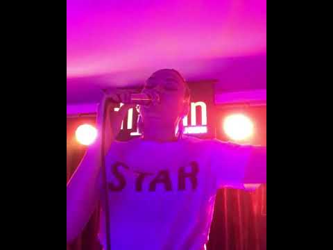 Tuğba Başaran Duvarlara Yazıyorum İsmini