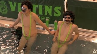 preview picture of video '1. FC Knetzgau - 10.000 Meter schwimmen im Borat-Kostüm - RADIO PRIMATON-Vereinsgewinnspiel'