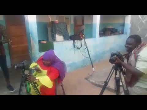 Vidéo : Hilarant regardez le making off de Niokhite et Mère Dial imitant le réalisateur Leuz Vidéo : Hilarant regardez le making off de Niokhite et Mère Dial imitant le réalisateur Leuz