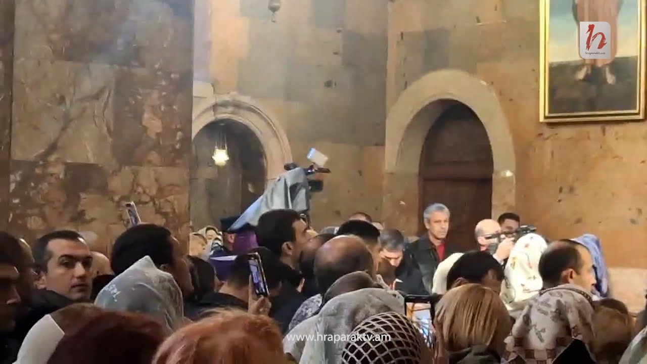 Մհեր Արմենիան ևս ներկա է Փաշինյանի մասնակցությամբ պատարագին