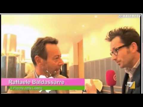 Troupe incalza eurodeputato Pdl che la aggredisce. "Mi scuso, ma sono stati maleducati"