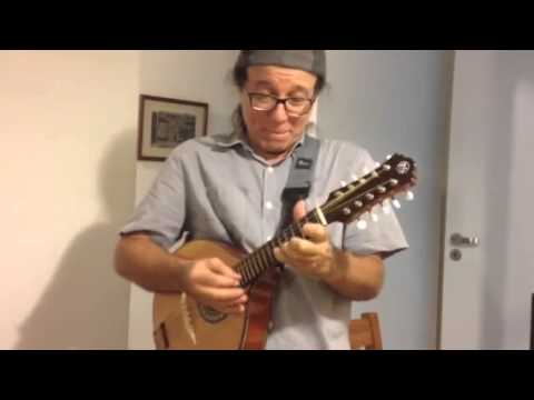 Aroldo joue la mandoline