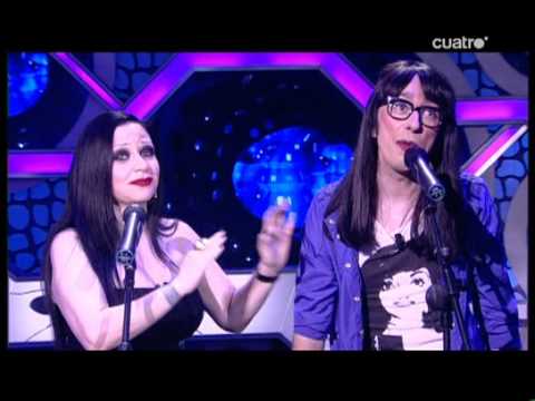 alaska y la flypa cantando