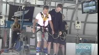 preview picture of video 'BUNGY JUMP AUCKLAND  BRIDGE NEW ZEALAND'