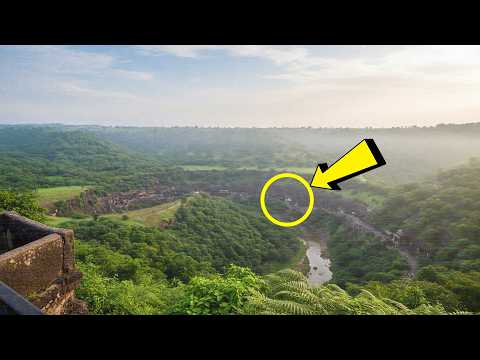 Jäger Finden Seltsame Höhle -- Schauen Hinein Und Schreien "Hilfe!"