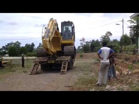 Unloading on Tag Trailer Excavator Komatsu PC 200-8 (Menurunkan Excavator dari Truk Trado)