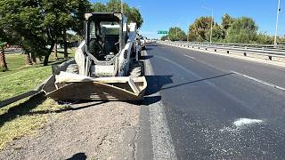 Una retroexcavadora se soltó de una camioneta y causó destrozos en avenida Circunvalación