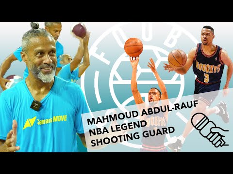 Mahmoud Abdul-Rauf testant le ballon officiel FooBaSKILL