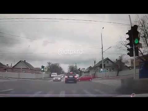 В Краснодаре красный автомобиль на красный свет...