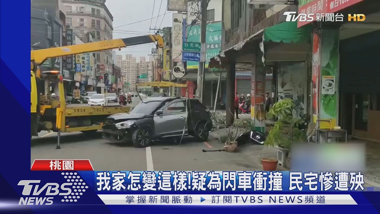 怎有車出來?駕駛疑為閃避巷口車 暴衝撞進民宅