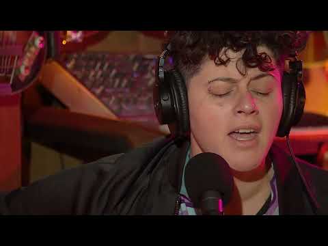 La Resentida (Julia Ferro)  Tomi Llancafil y Litto Vitale.