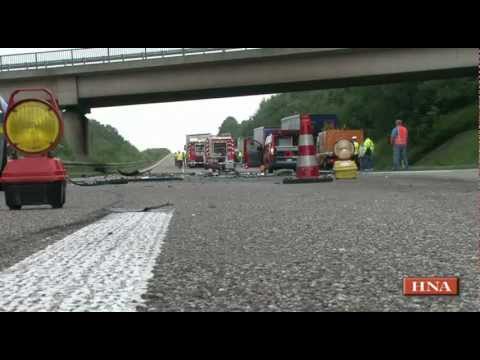 Mutter und Sohn sterben bei  Unfall auf der A7 nahe Homberg