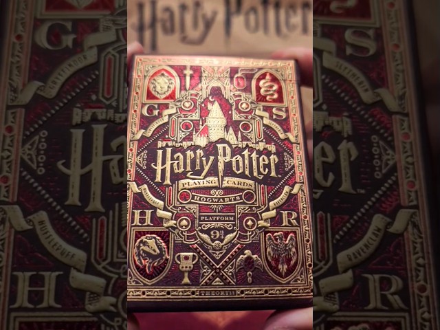 Vídeo relacionado con Paladone Baraja de Cartas Hogwarts Harry Potter en Lata - Producto Oficial, Juego de Cartas con Hufflepuff, Ravenclaw, Gryffindor y Slytherin, 54 Cartas