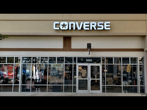 PASSO ATRAVÉS DE TÊNIS DA LOJA CONVERSE OUTLET